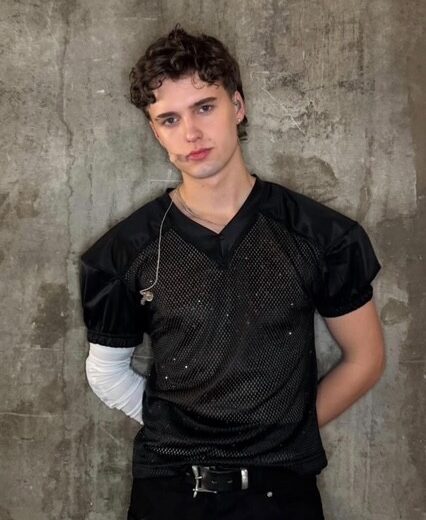 Former Roger Lupton Scholar Oliver Quinn (P 17-20) Achieves Boy Band Success